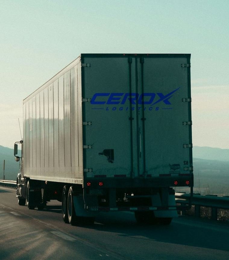 Tráiler de Cerox Logistics en carretera